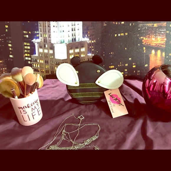 Betsey Johnson Handbags - Bumble Bee 🐝 Betsey Johnson Coin Purse